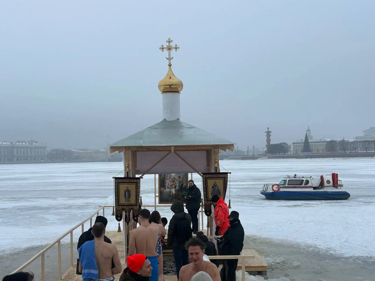 Крещенские купания прошли в Петербурге и Ленобласти