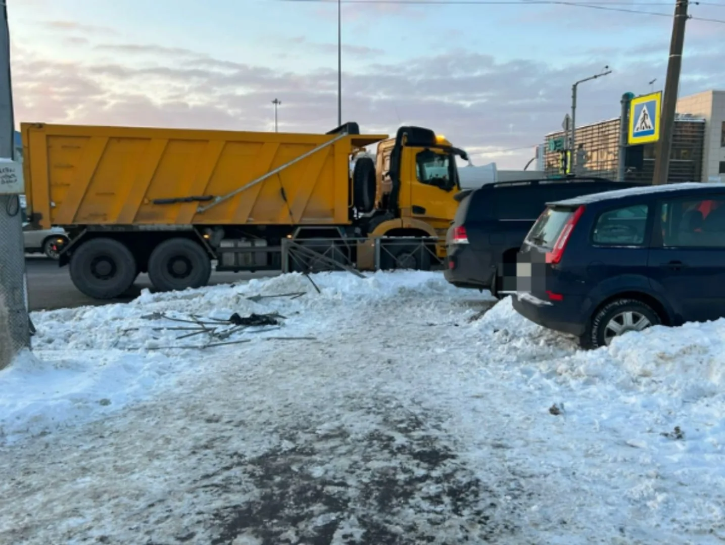 Ford и Toyota протаранили ограждение и вылетели на тротуар в Приморском районе