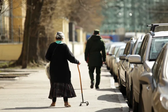 Пожилая женщина