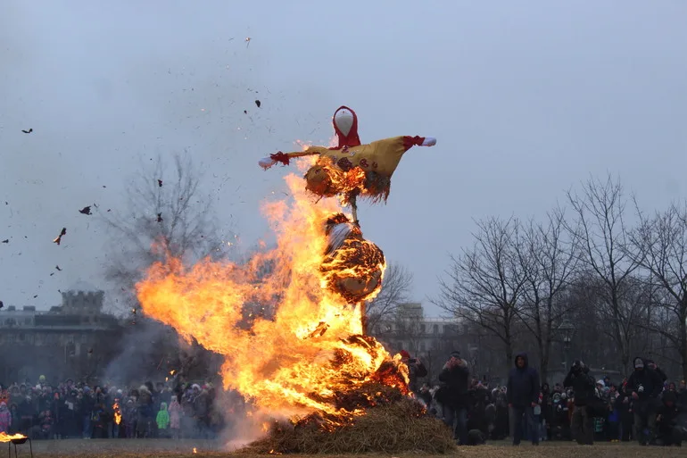 Блины, гости и сжигание чучела: главные традиции Масленичной недели