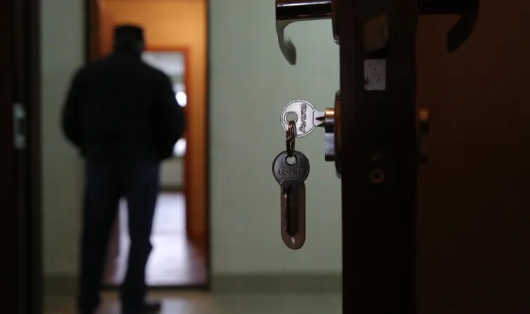 Соседи рассказали о доме, где теперь прописана Лариса Долина