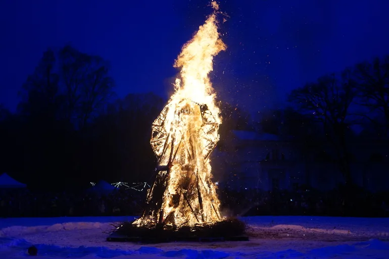 Блины, гости и сжигание чучела: главные традиции Масленичной недели