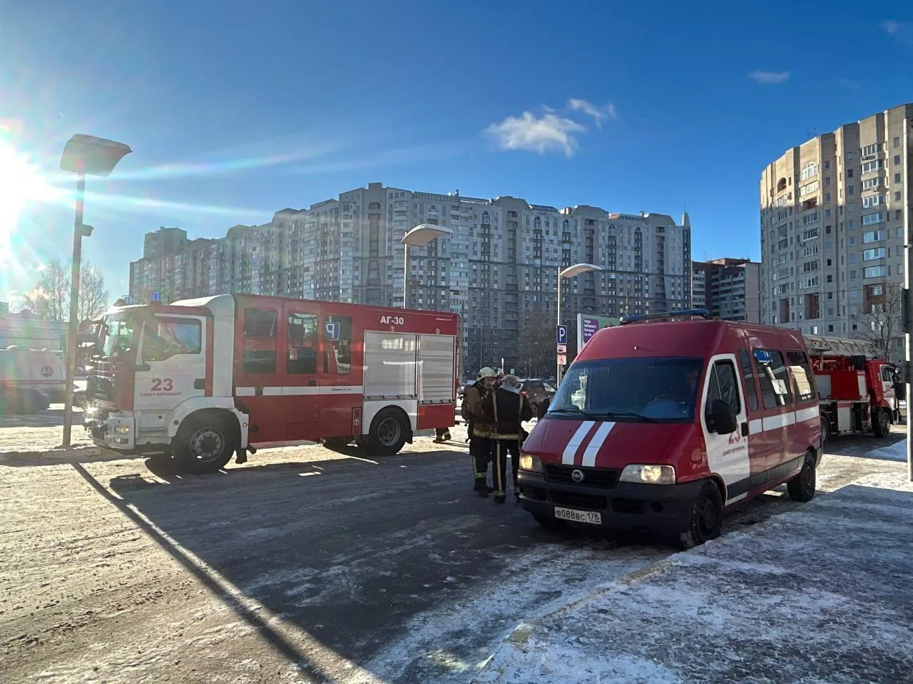 Спасатели эвакуировали 500 человек из-за пожара в ТЦ «Капитолий»