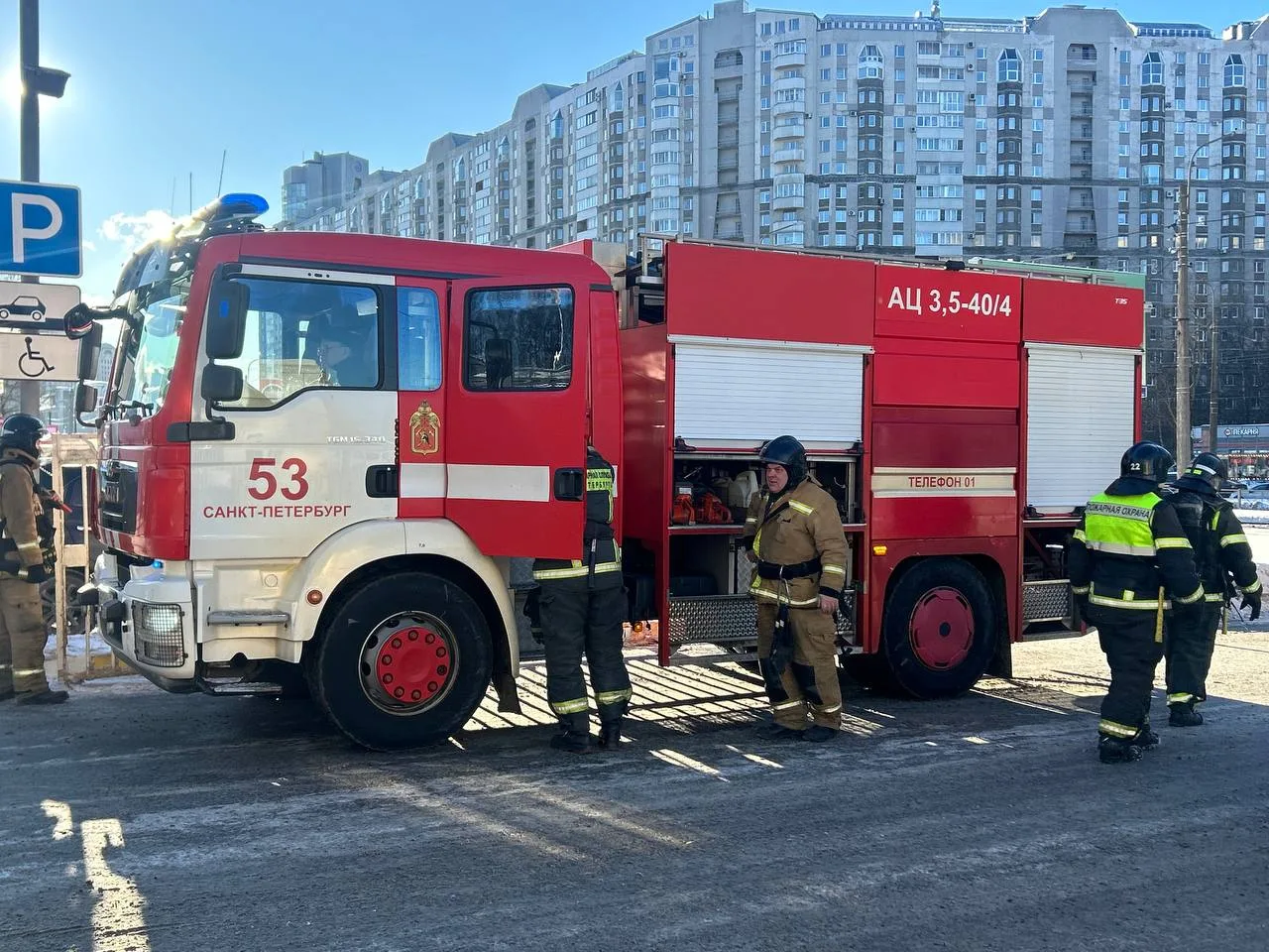 Спасатели эвакуировали 500 человек из-за пожара в ТЦ «Капитолий»