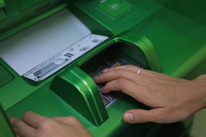 деньги банкомат