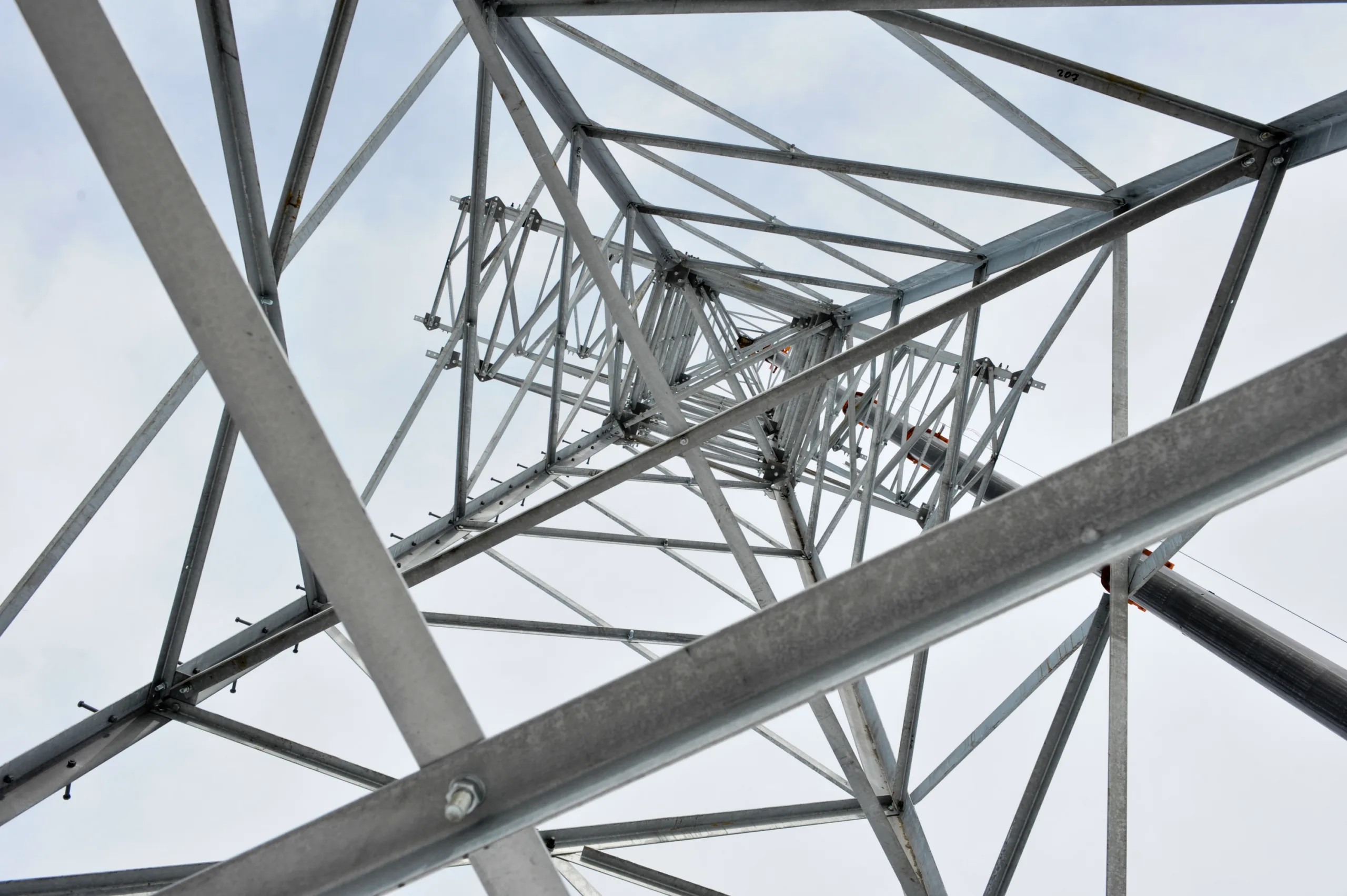 Нейросеть помогла ученым из КНР найти птичьи гнезда на ЛЭП