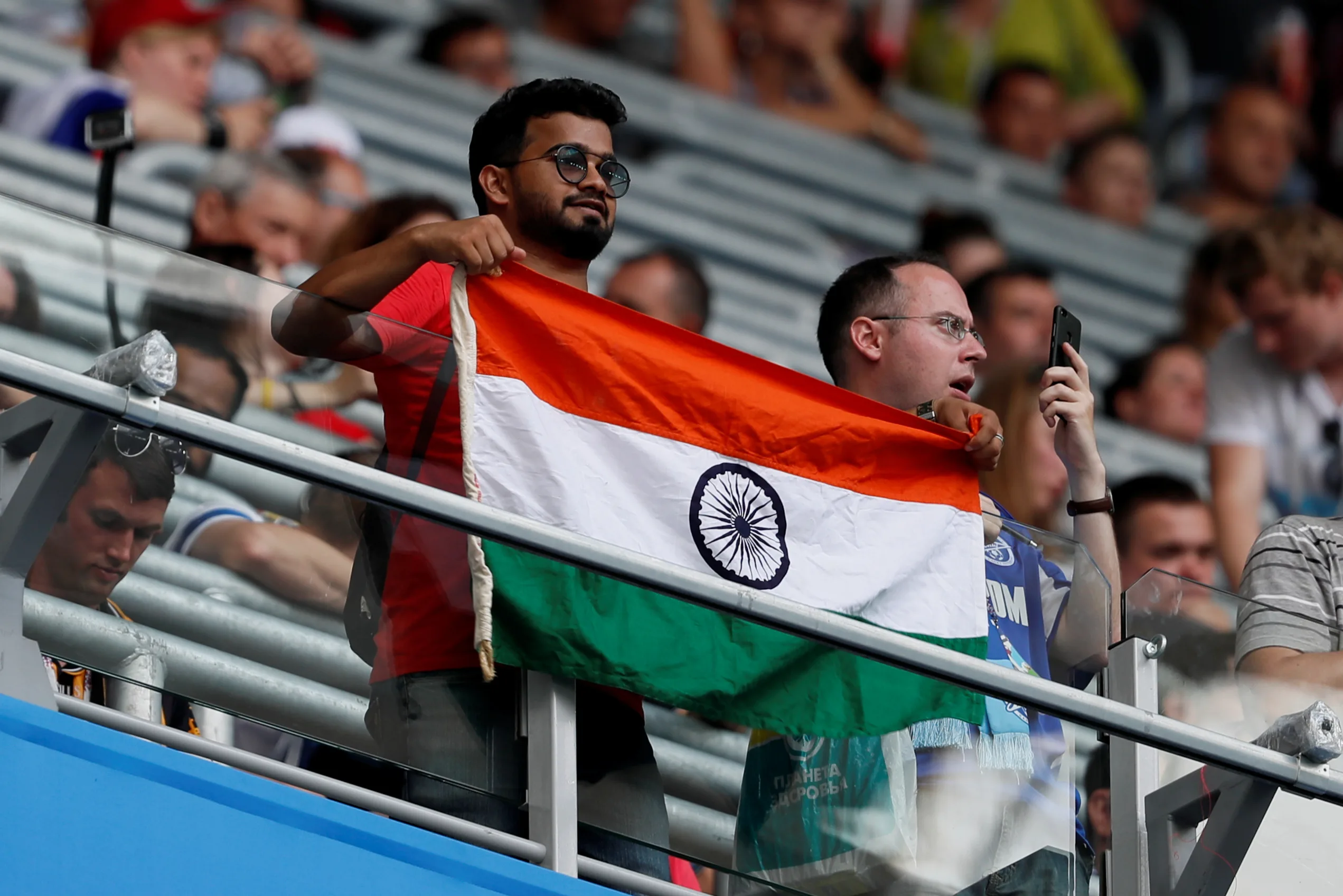 Толпа поклонников окружила Кейт Миддлтон во время прогулки