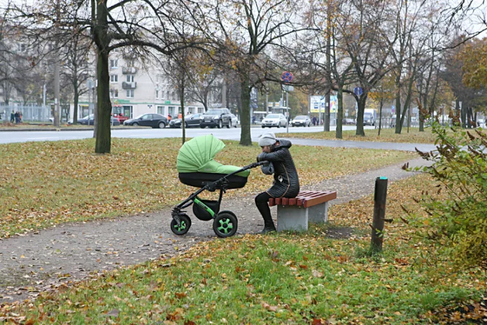 Женщина с коляской