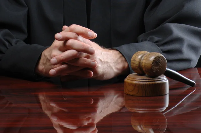 суд молоток