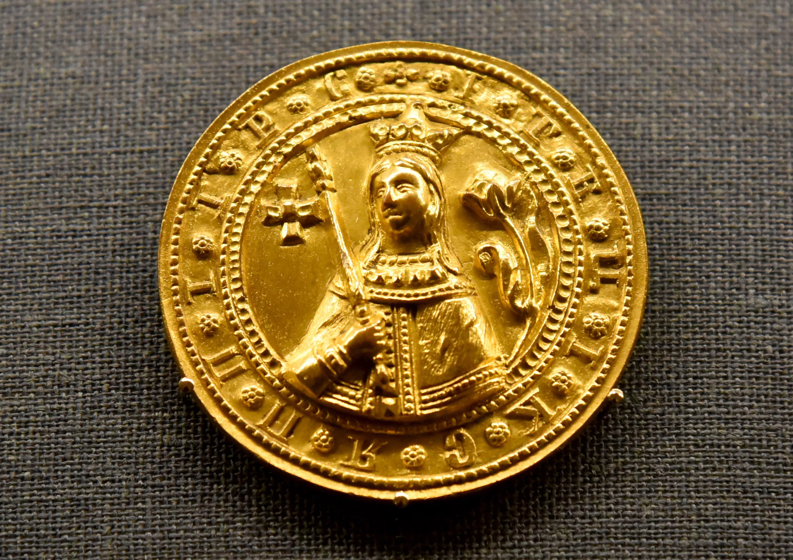 В мае россиянам пересчитают пенсии и ограничат вывоз золота