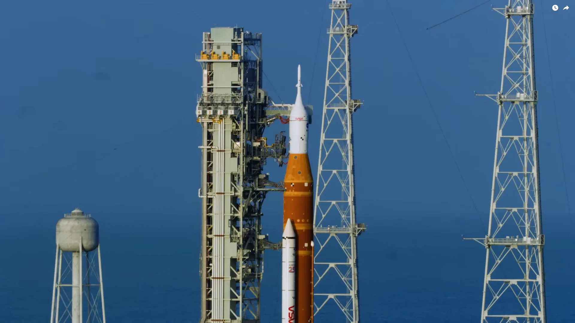 Экипаж астронавтов на борту корабля Orion готовится к облету Луны