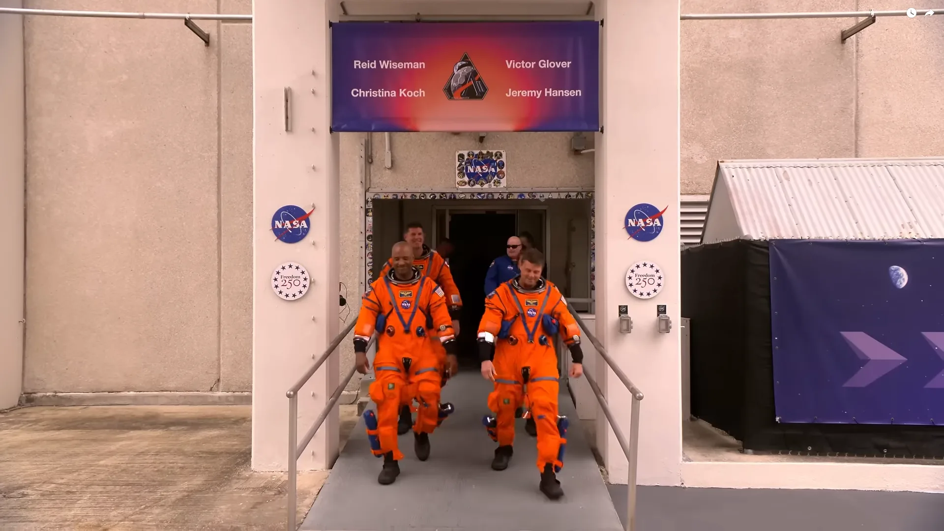 Американский космический корабль вошел в лунное пространство впервые за 54 года