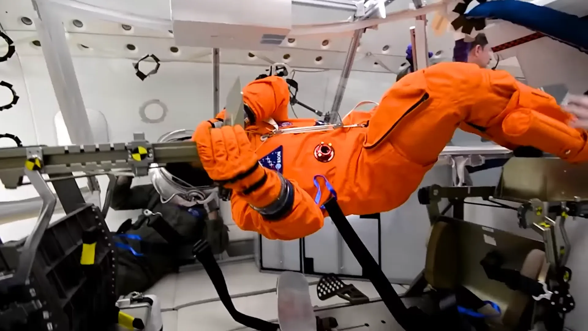 Экипаж корабля Orion пообщался с коллегами с МКС во время полета к Луне