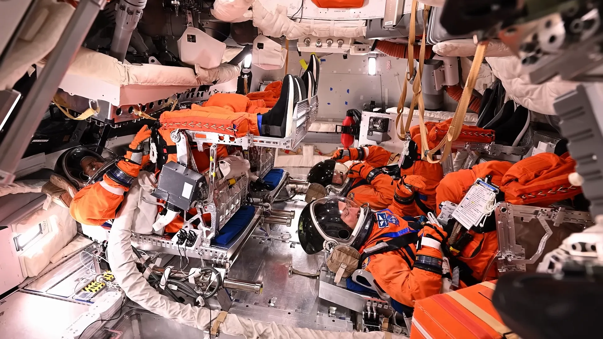 Астронавты корабля Orion укладывают снаряжение перед возвращением на Землю