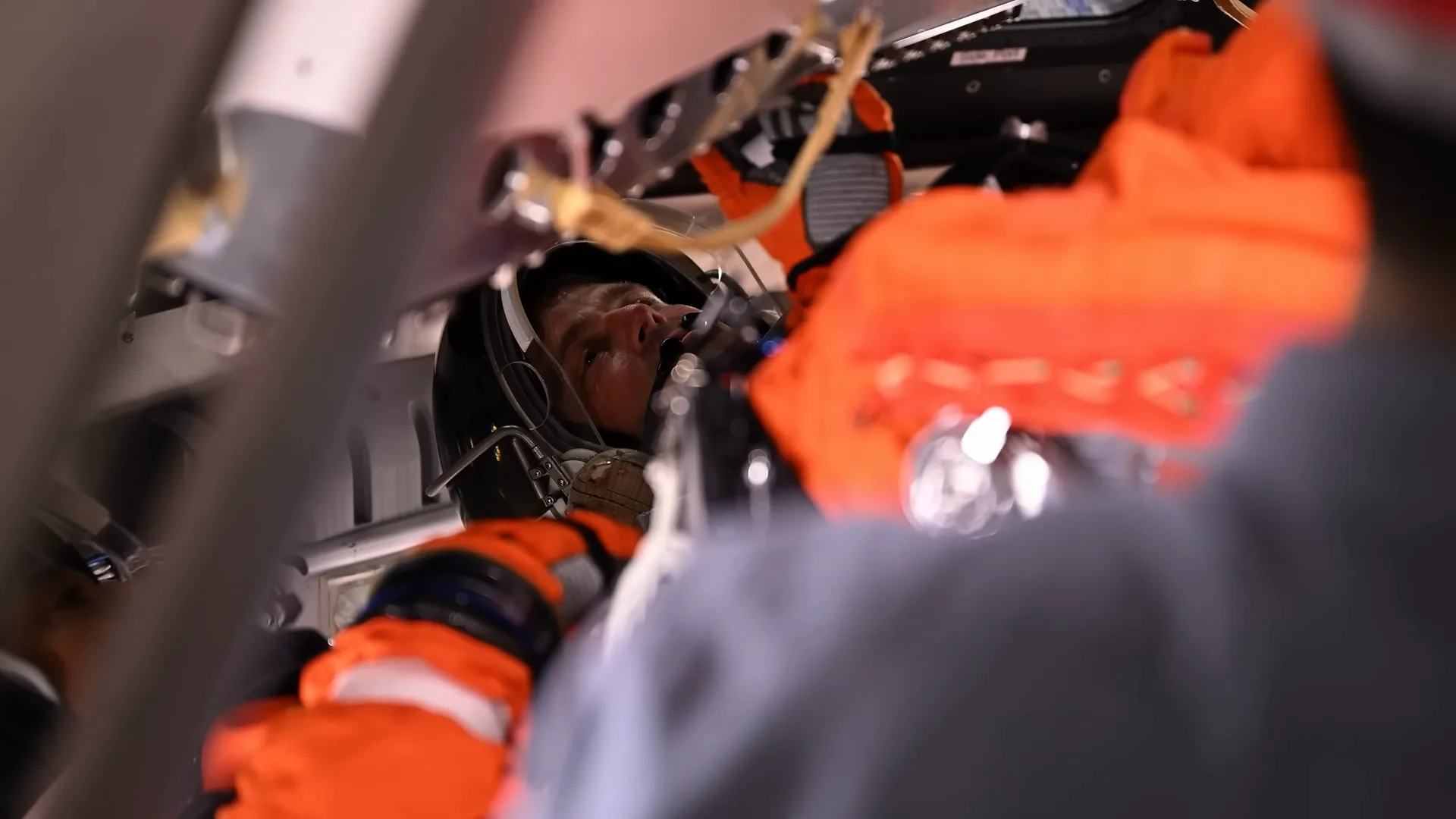 Астронавты корабля Orion укладывают снаряжение перед возвращением на Землю