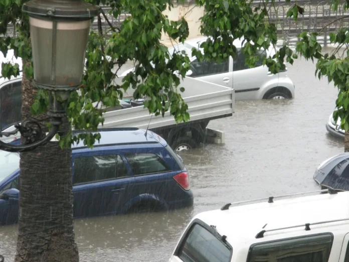 underwater-flood-italy-auto-waterway-calabria-1146059-pxhere.com (1)