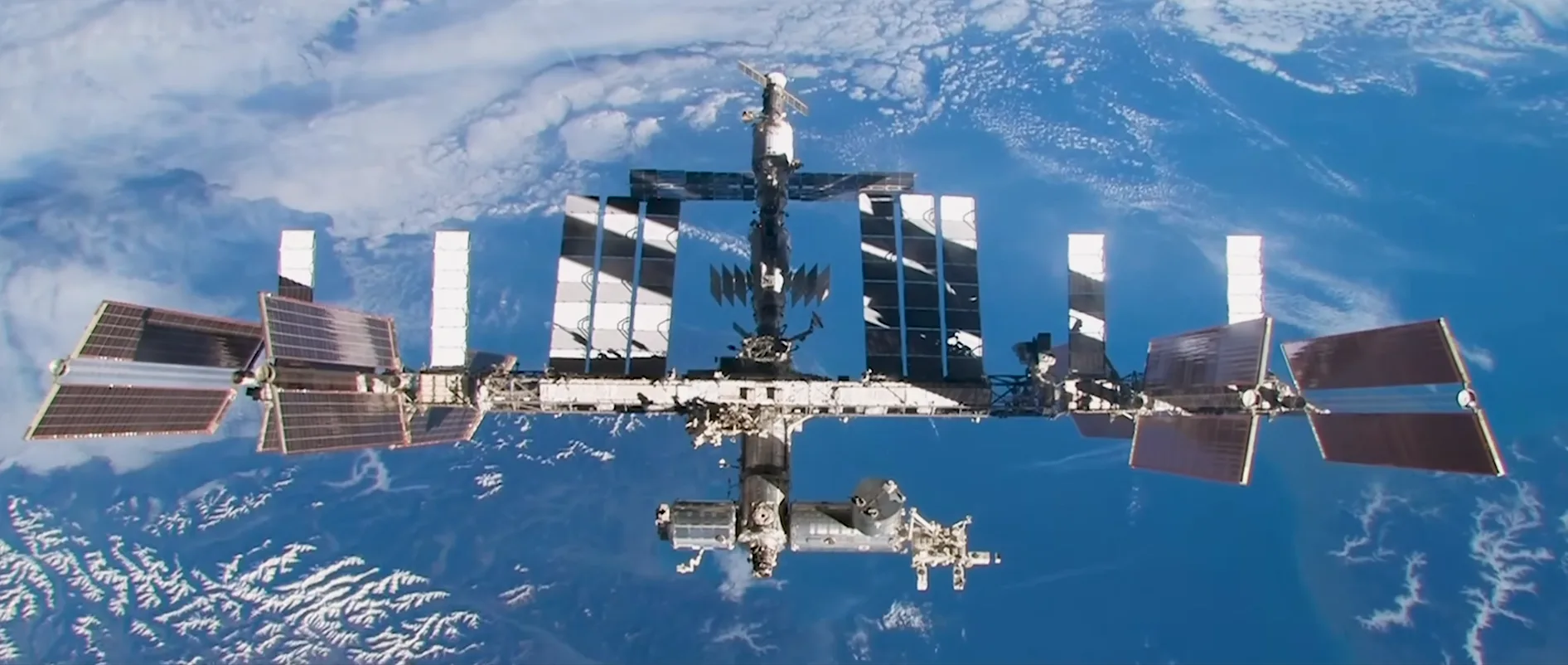 Астронавты NASA провели больше шести часов в открытом космосе