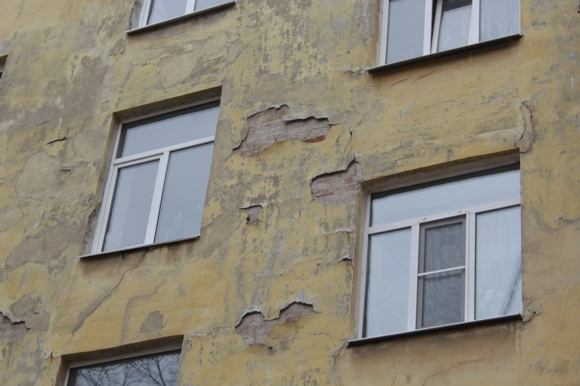 Петербуржцы требуют очистить фасады от граффити и рекламы наркотиков