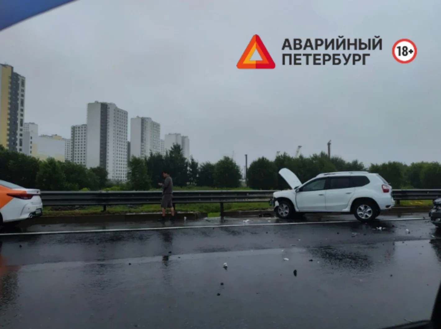 На КАД в Петербурге столкнулись два автомобиля