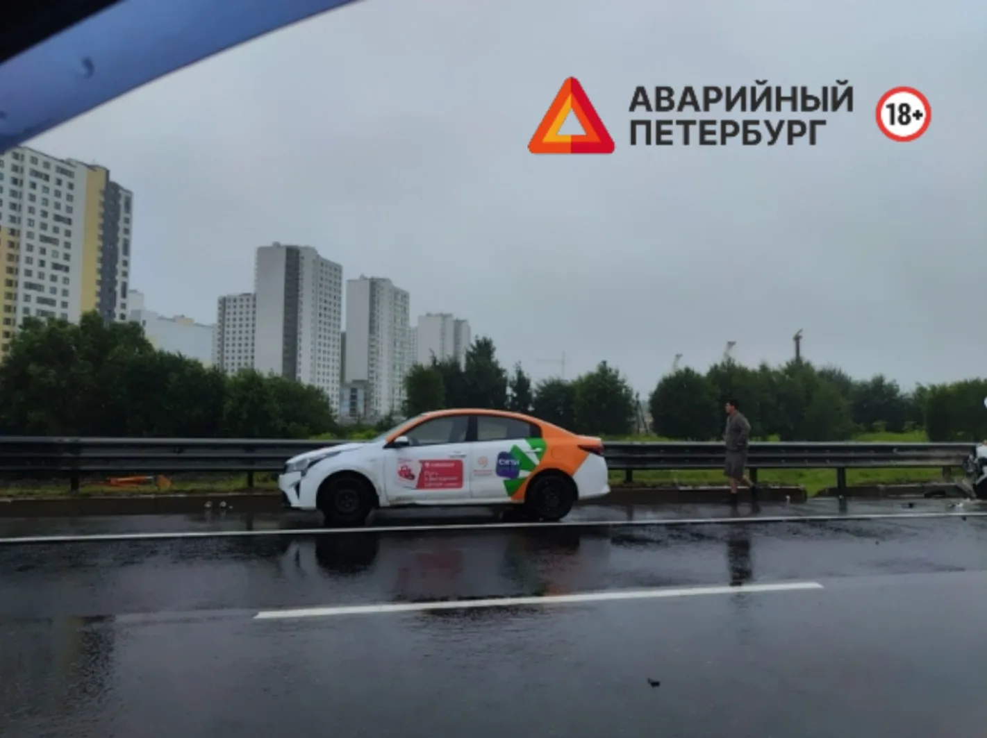 На КАД в Петербурге столкнулись два автомобиля