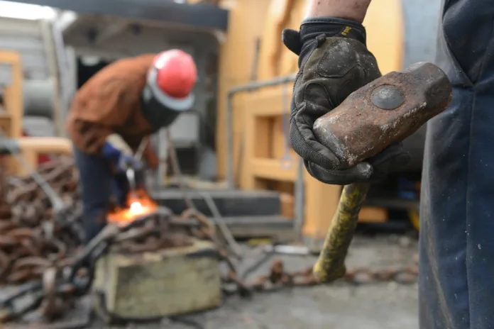 working_person_military_construction_cutting_team_678558_pxhere