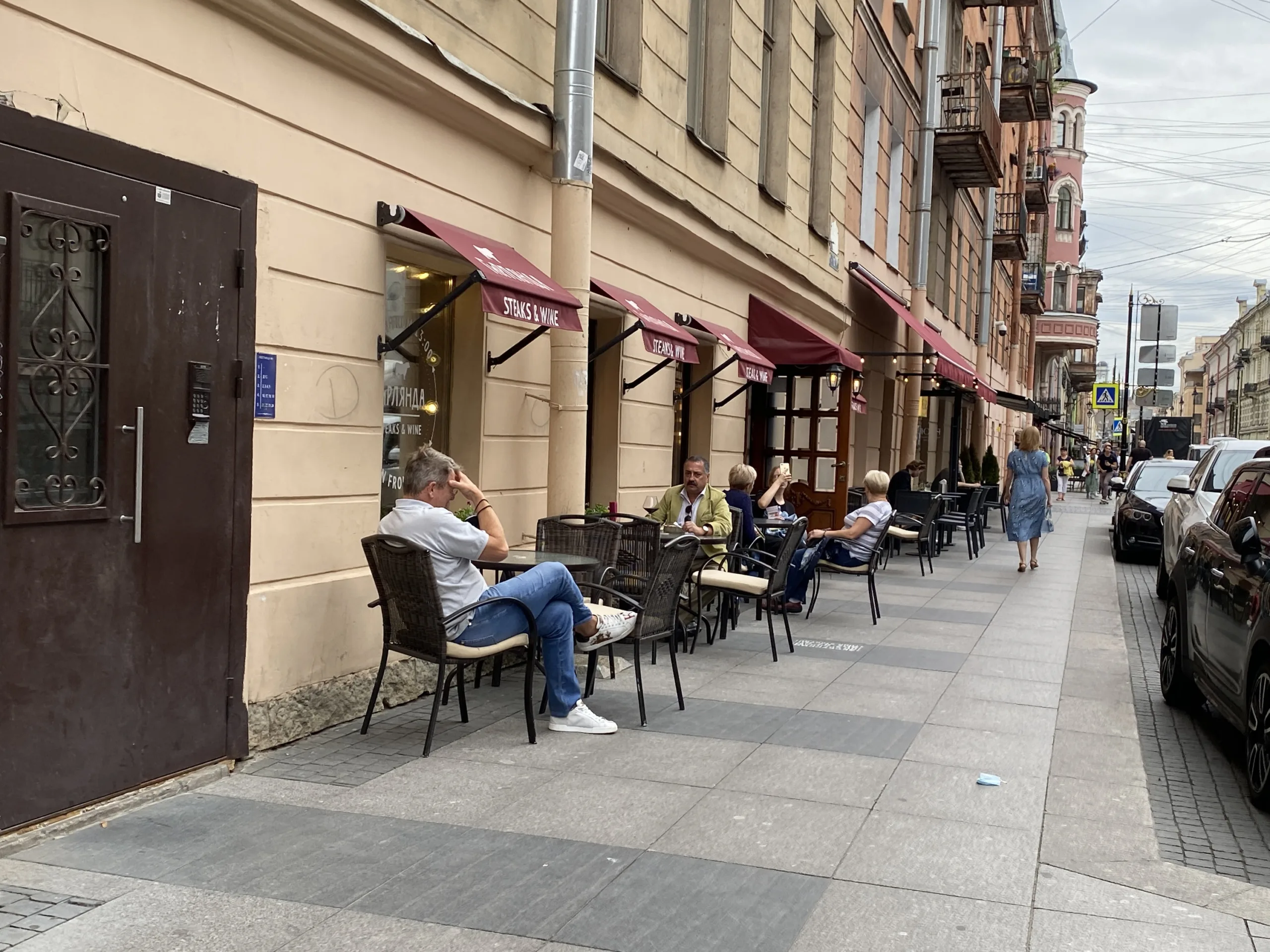 Петербуржцы уходят из кафе в «Пятерочку»: общепит сократился на 10%