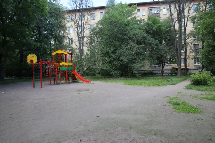 двор