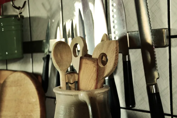 wood_kitchen_lighting_weapon_tableware_preparation_1295412_pxhere