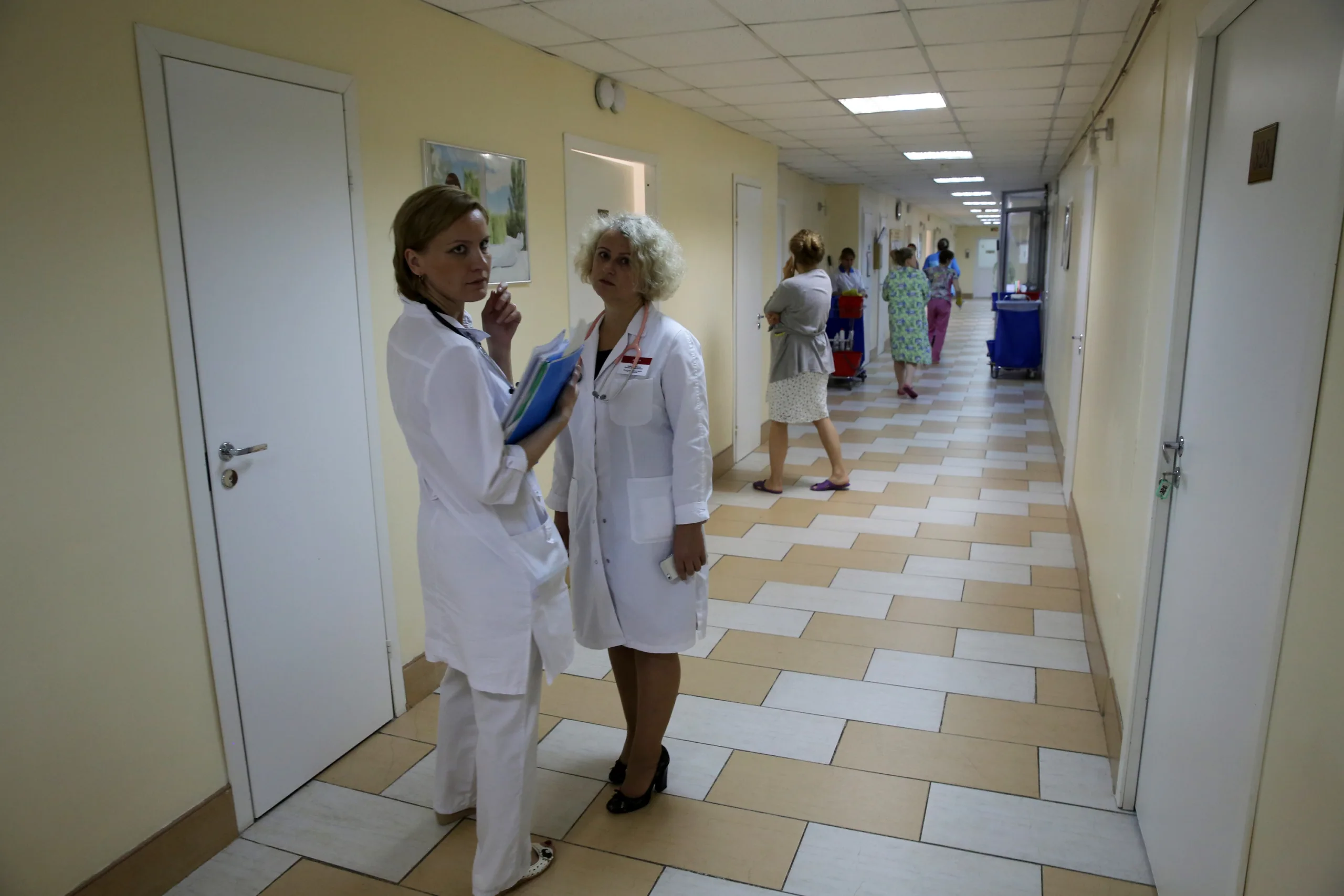 Костров вышел к Смольному с первым пикетом после отмены ковидных ограничений